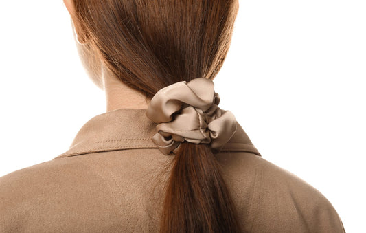 5 façons originales de porter votre chouchou en soie - Violette & Rose - Accessoires pour cheveux