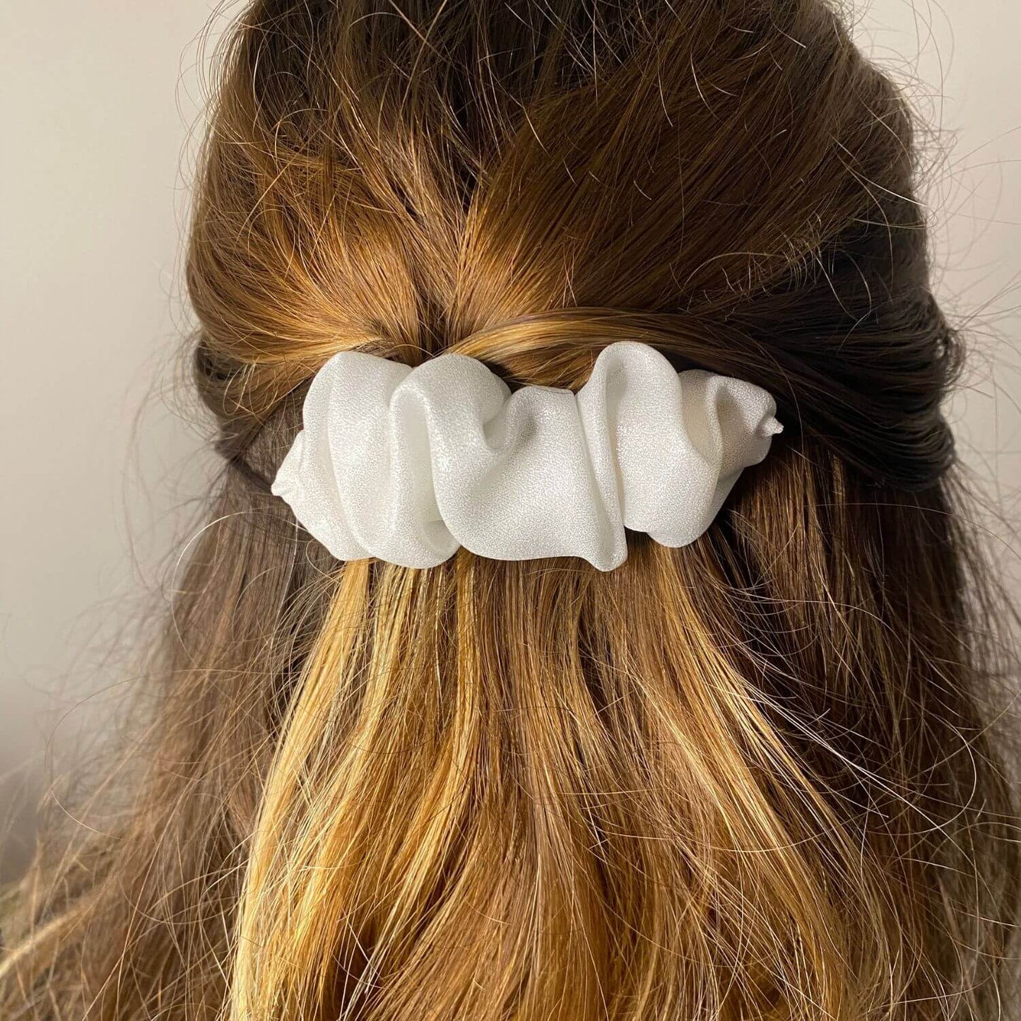 Coiffure de mariée avec barrette chouchou en satin blanc irisé made in france
