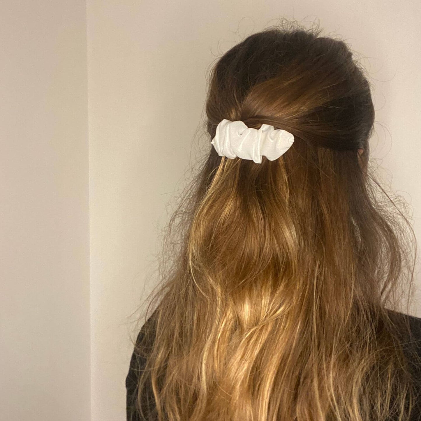 Coiffure de mariage avec barrette chouchou blanc en satin irisé fait main et Made in France
