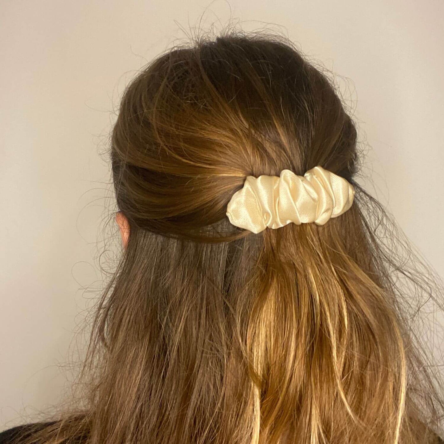 Idée coiffure avec barrette chouchou satin champagne pour cheveux Made in France, fait main
