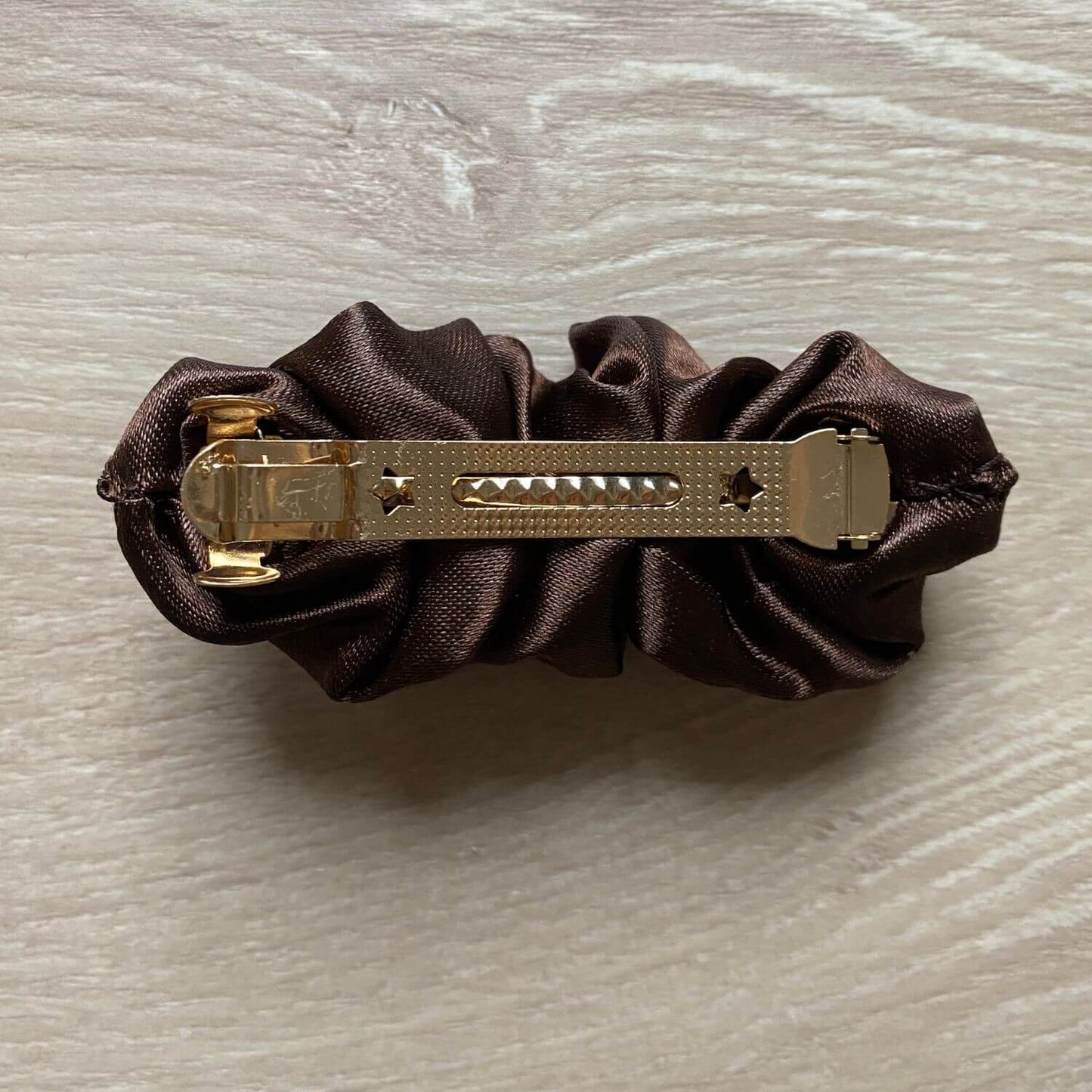 Barrette chouchou pour cheveux satin marron base dorée made in France