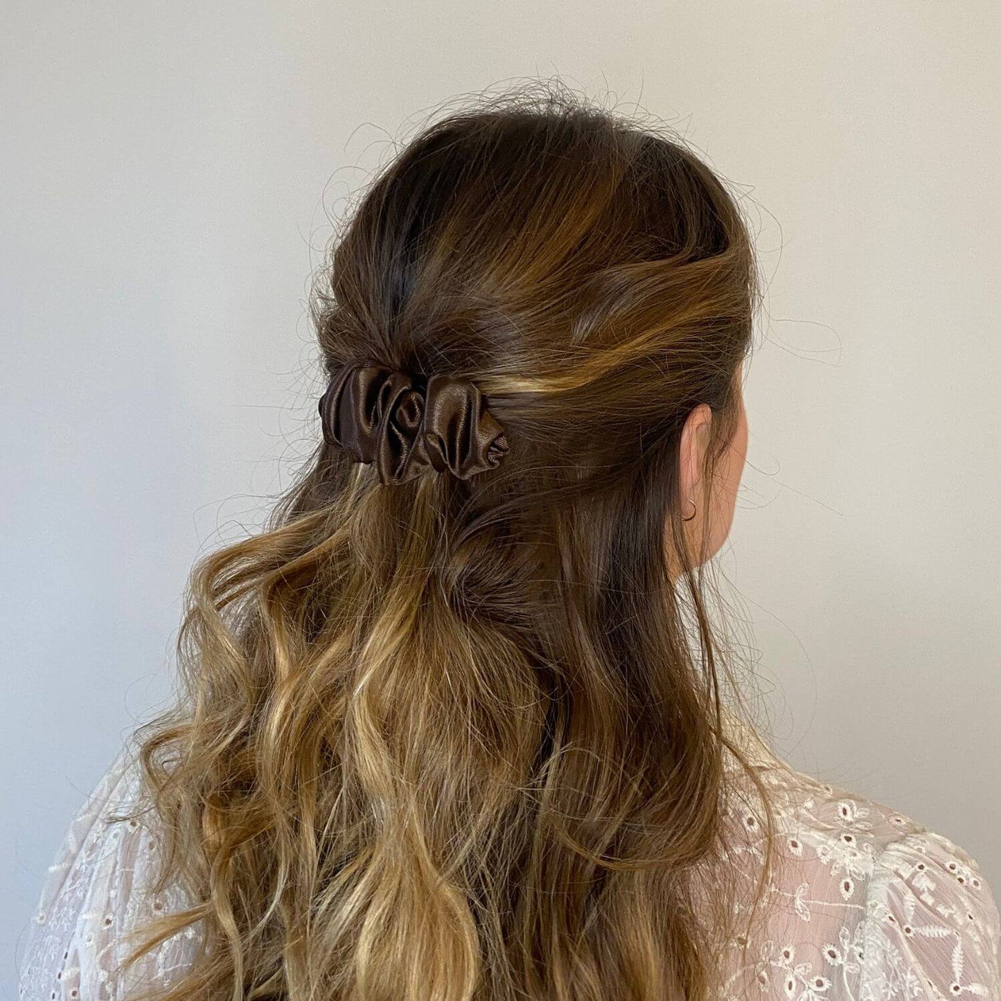 Idée coiffure avec barrette chouchou Violette et Rose en satin marron