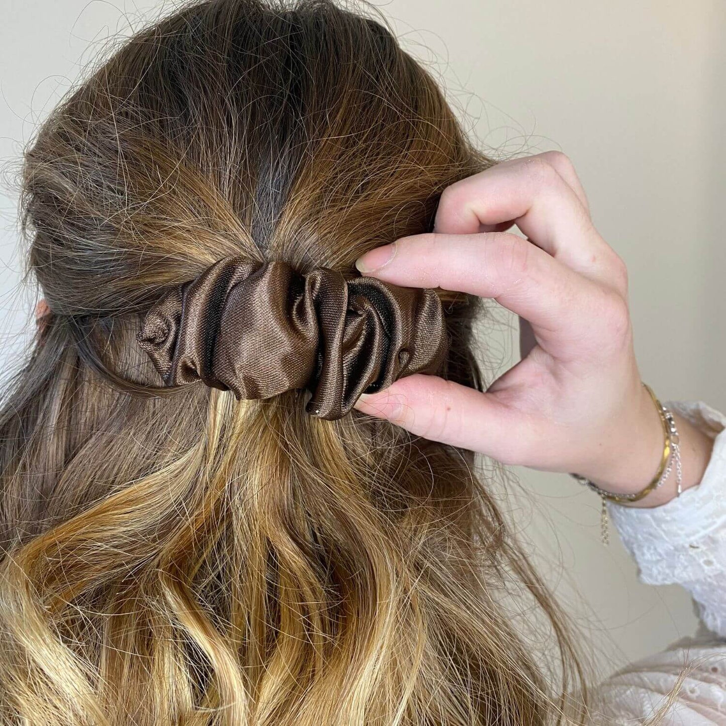 Barrette chouchou pour cheveux satin marron chocolat made in France et fait main
