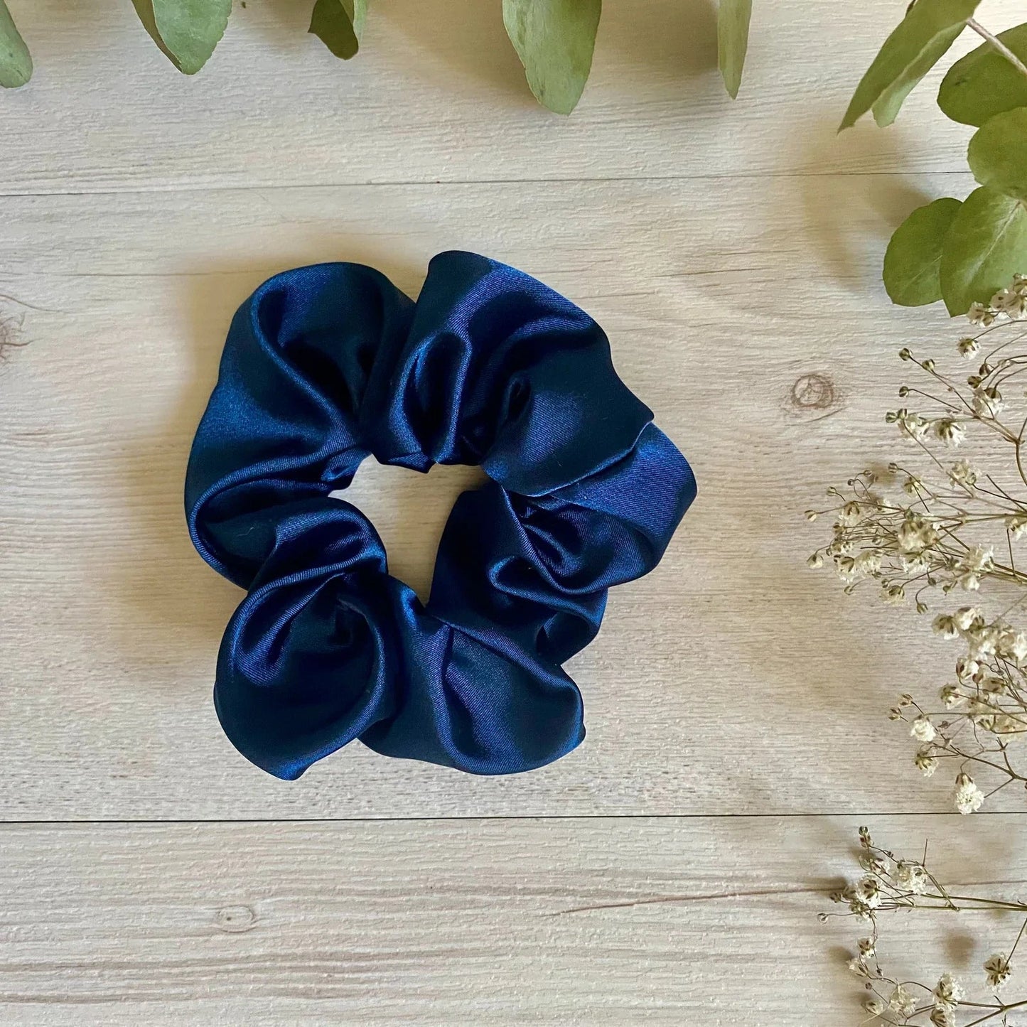 Chouchou en satin bleu marine Alicia - Violette & Rose - Accessoires pour cheveux