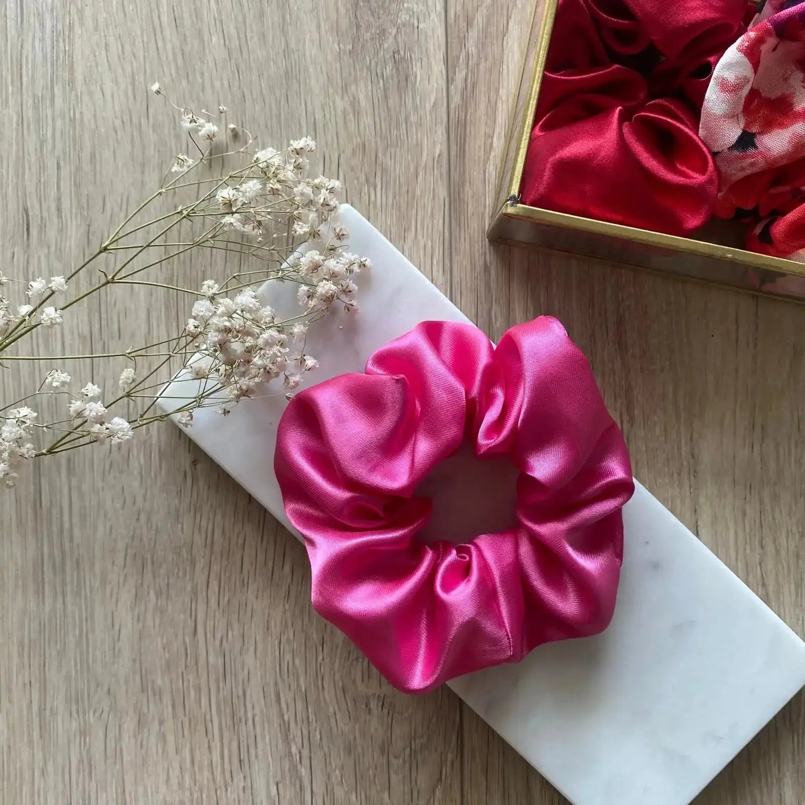 Noeud D'équitation (Scrunchie) Blanc Et Violet - Fausse Soie Avec Noeud D'équitation (Scrunchie) Blanc Et Violet - Fausse Soie Avec