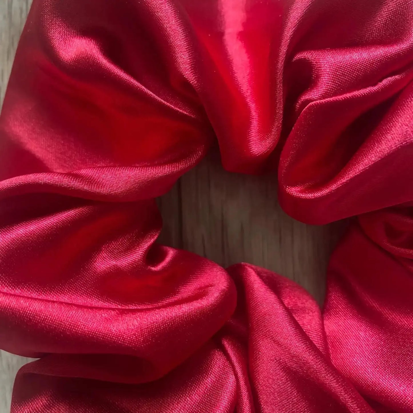 Chouchou pour cheveux en satin rouge Amour - Violette & Rose - Accessoires pour cheveux