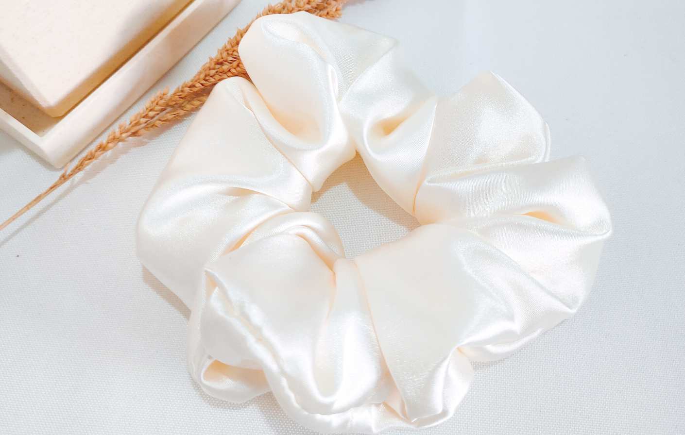 Le chouchou en satin : un allié doux et élégant pour vos cheveux - Violette & Rose - Accessoires pour cheveux
