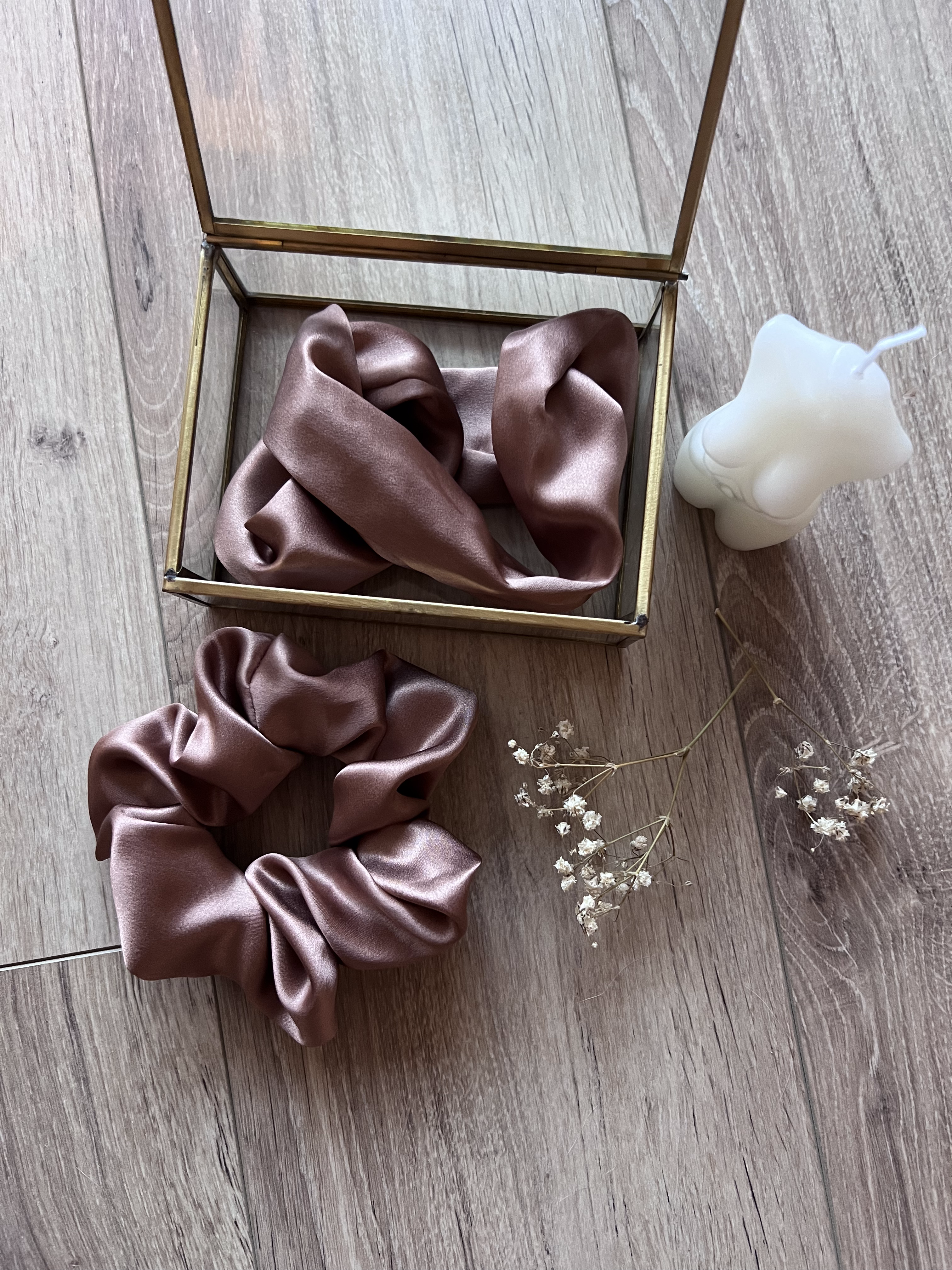 chouchou en soie pour cheveux de couleur marron clair