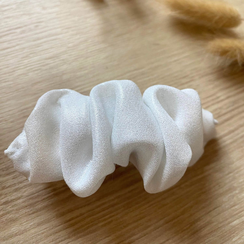 Barrette chouchou en satin blanc nacré made in france pour coiffure de mariage