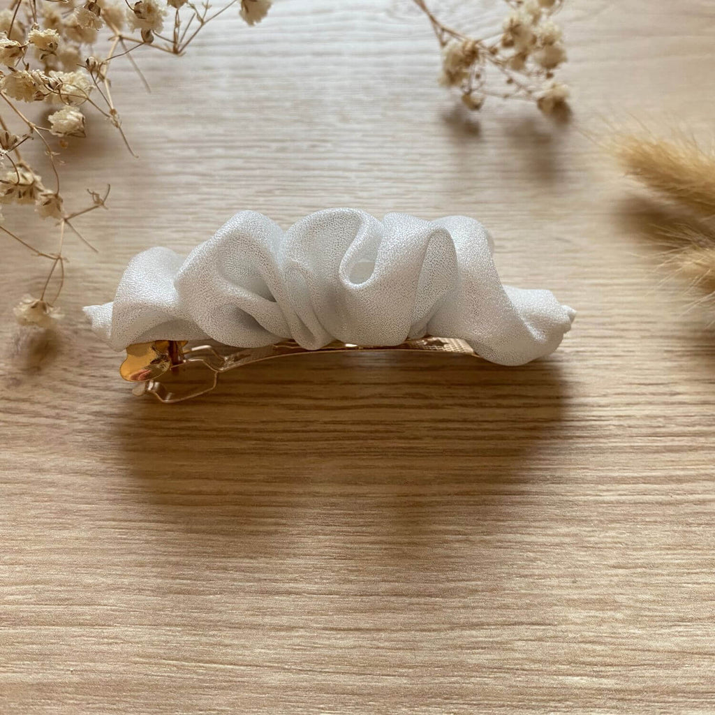 Barrette chouchou satin blanc nacré pour coiffure de mariée