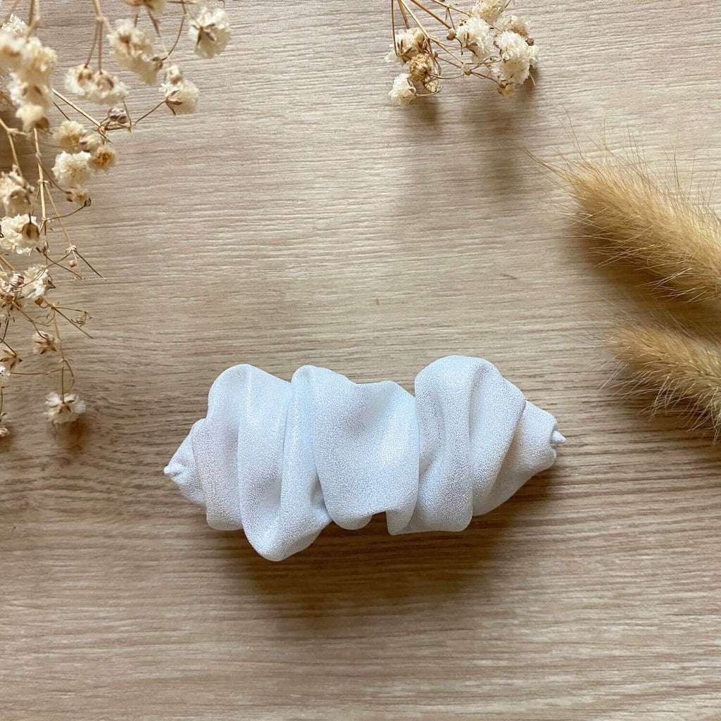 Barrette chouchou en satin paillette blanc idéal pour coiffure de mariage