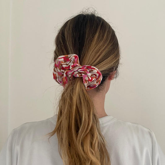 coiffure avec chouchou pour cheveux rose et orange