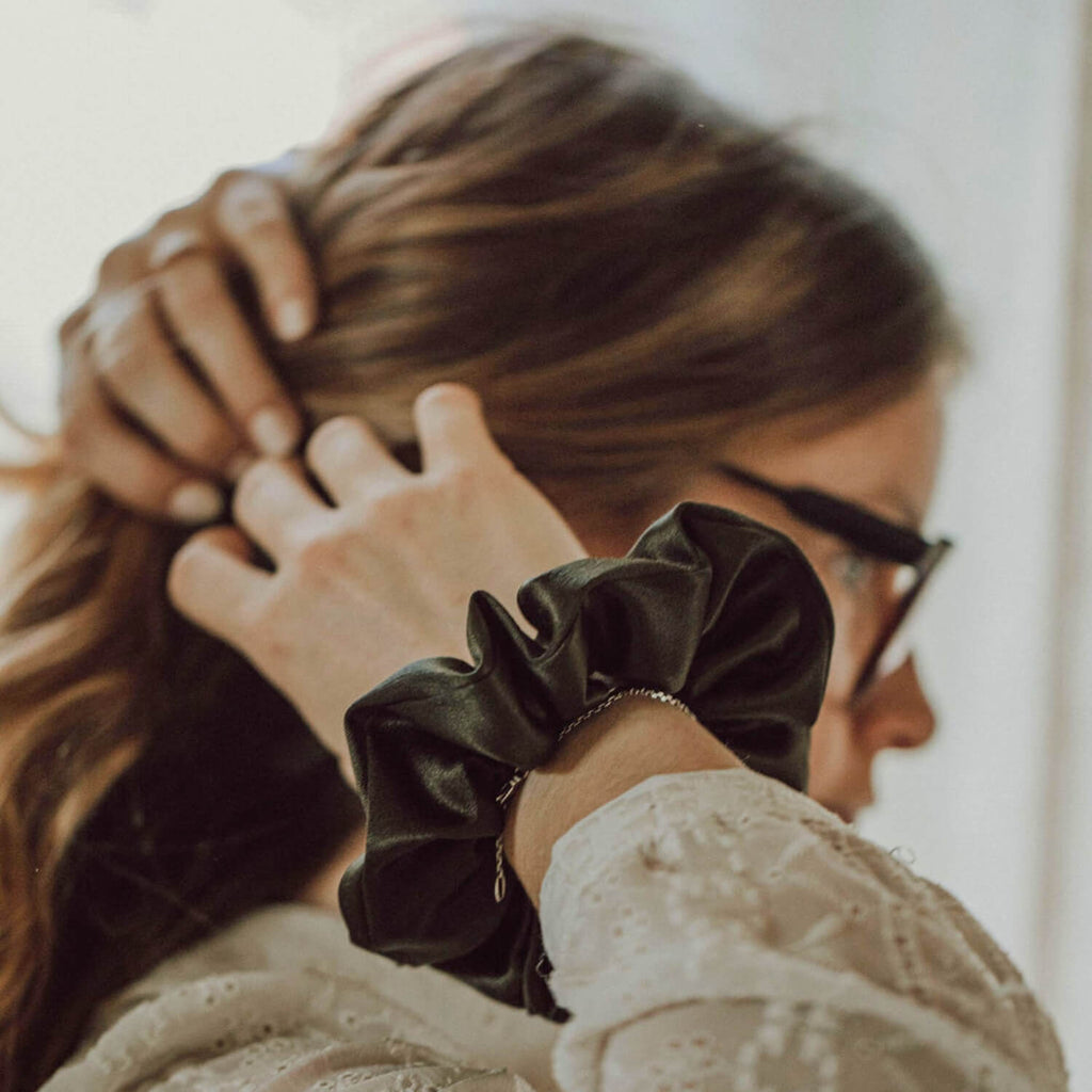 chouchou pour cheveux en satin duchesse vert emeraude