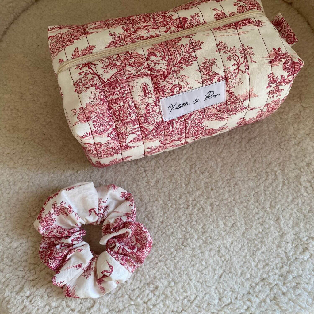 assortiment chouchou et trousse de toilette toile de jouy rose