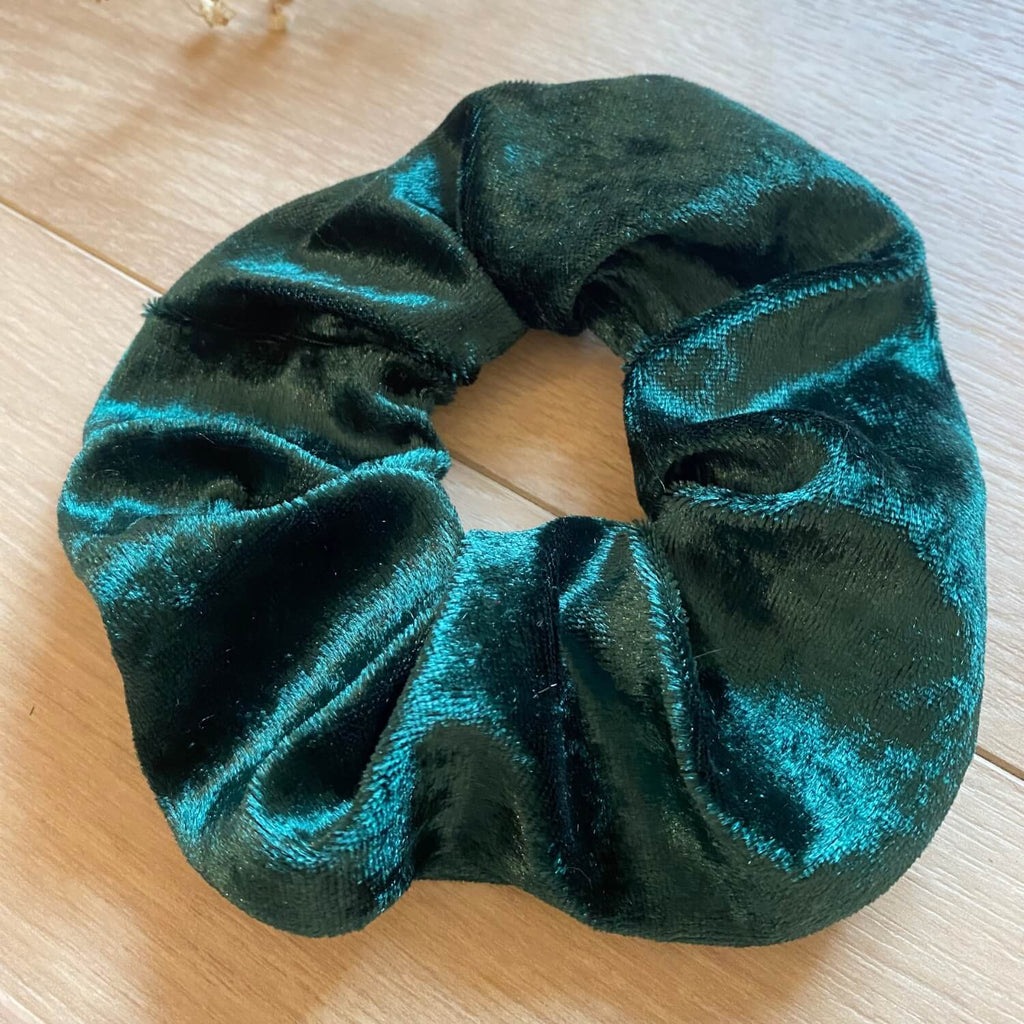 détail du chouchou en elours vert emeraude