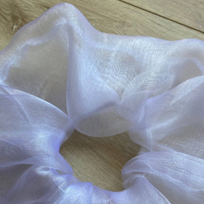 détail du chouchou xxl en organza blanc