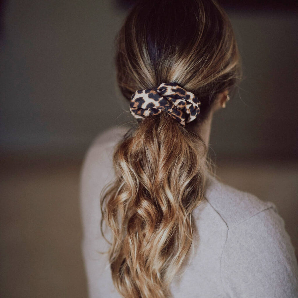 coiffure avec chouchou pour cheveux leopard made in france