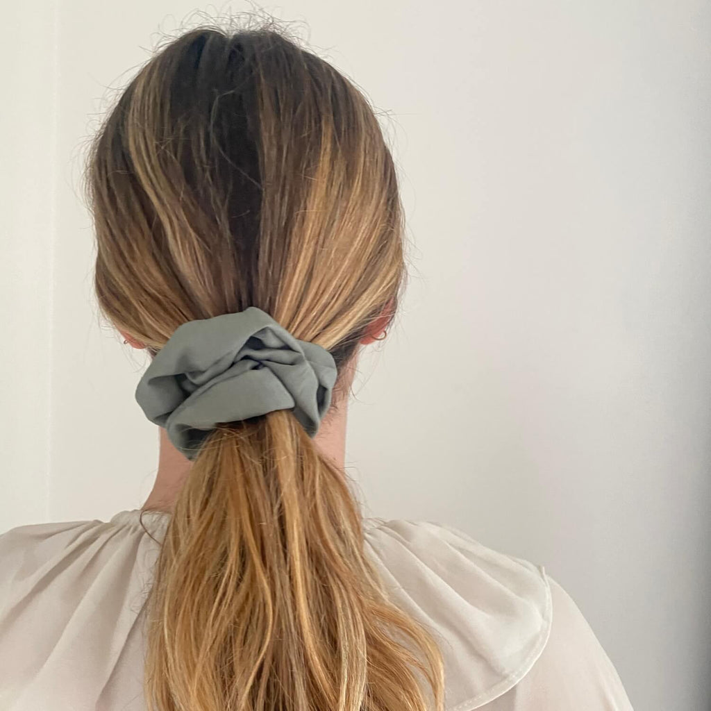 coiffure avec chouchou pour cheveux vert sauge