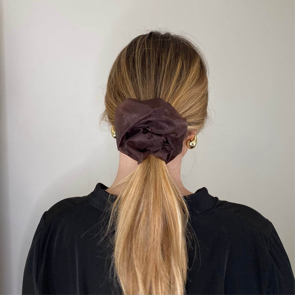 idée coiffure avec un gros chouchou xxl dans les cheveux