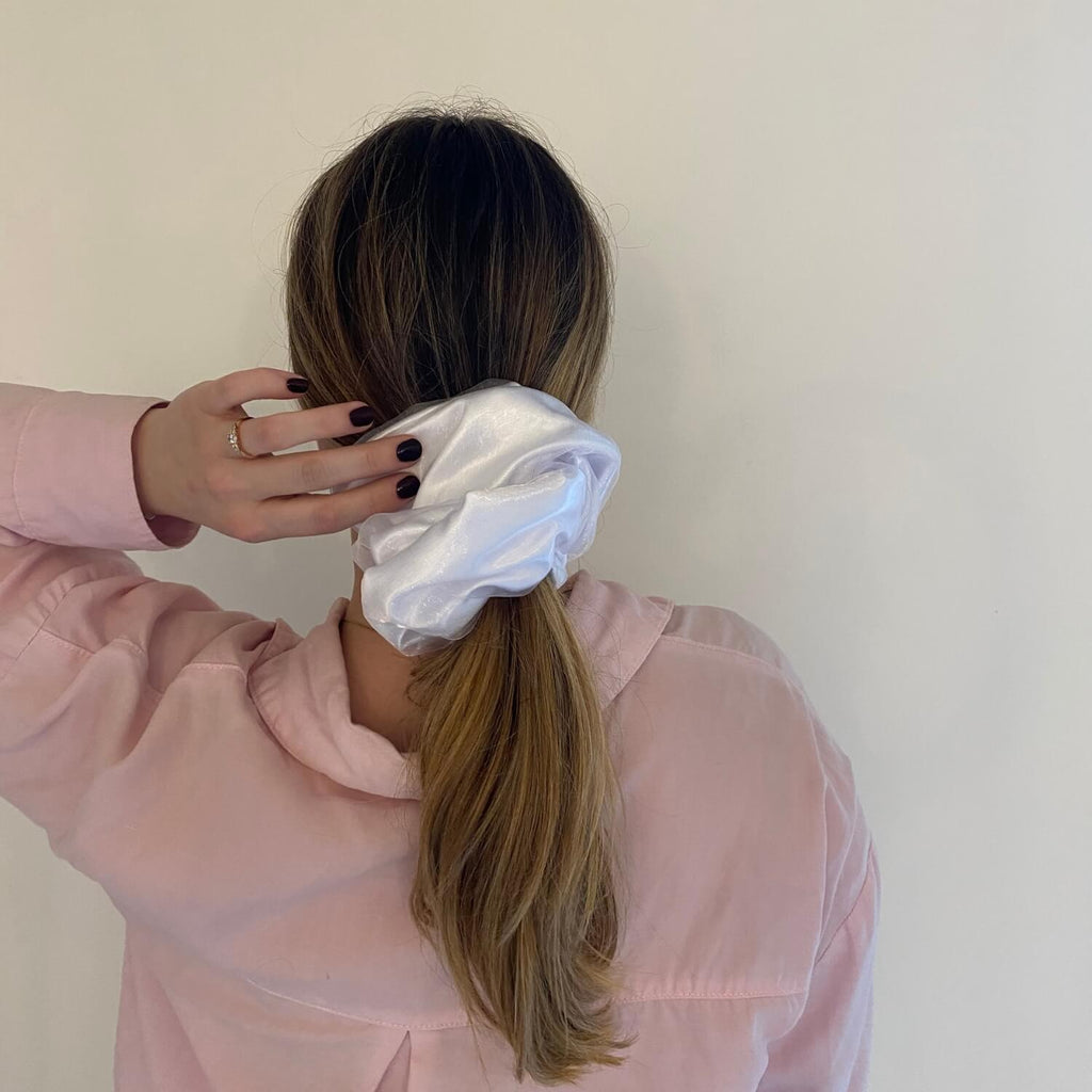 coiffure de mariage avec un gros chouchou en satin blanc