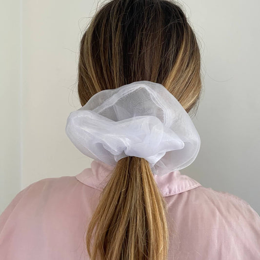 coiffure mariage avec un gros chouchou blancen organza
