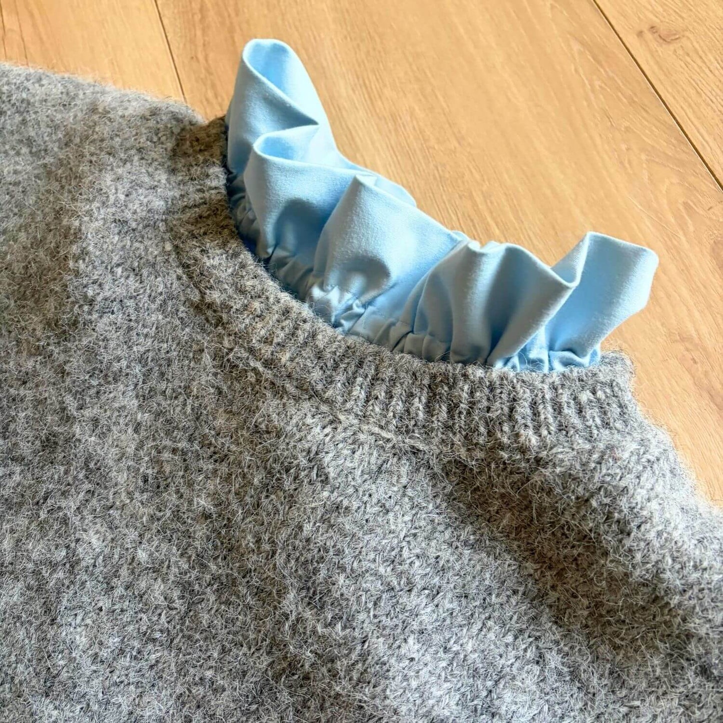 Col amovible Bleu Ciel Violette & Rose