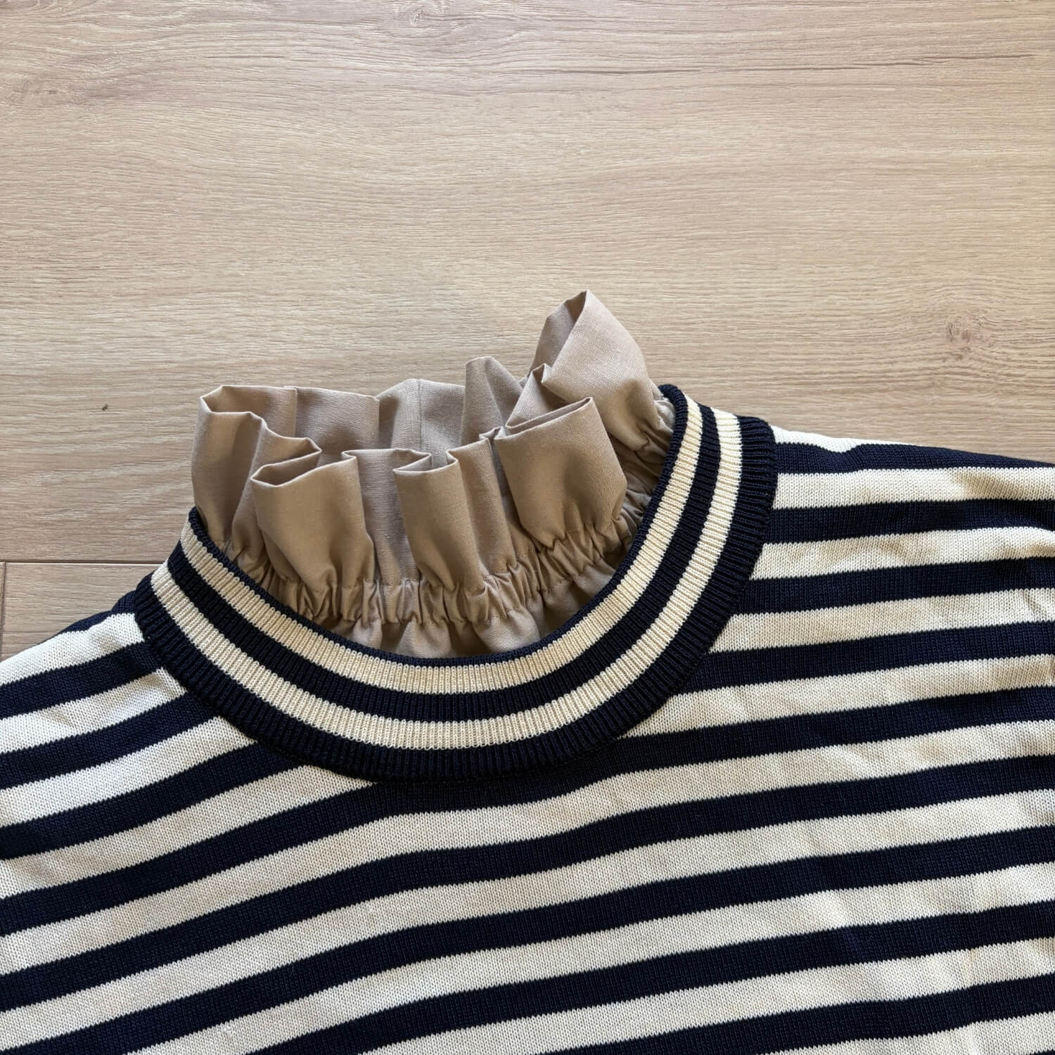 col amovible fait main de couleur beige foncé 