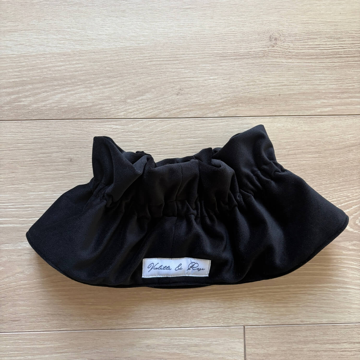 col à volant amovible en velours noir