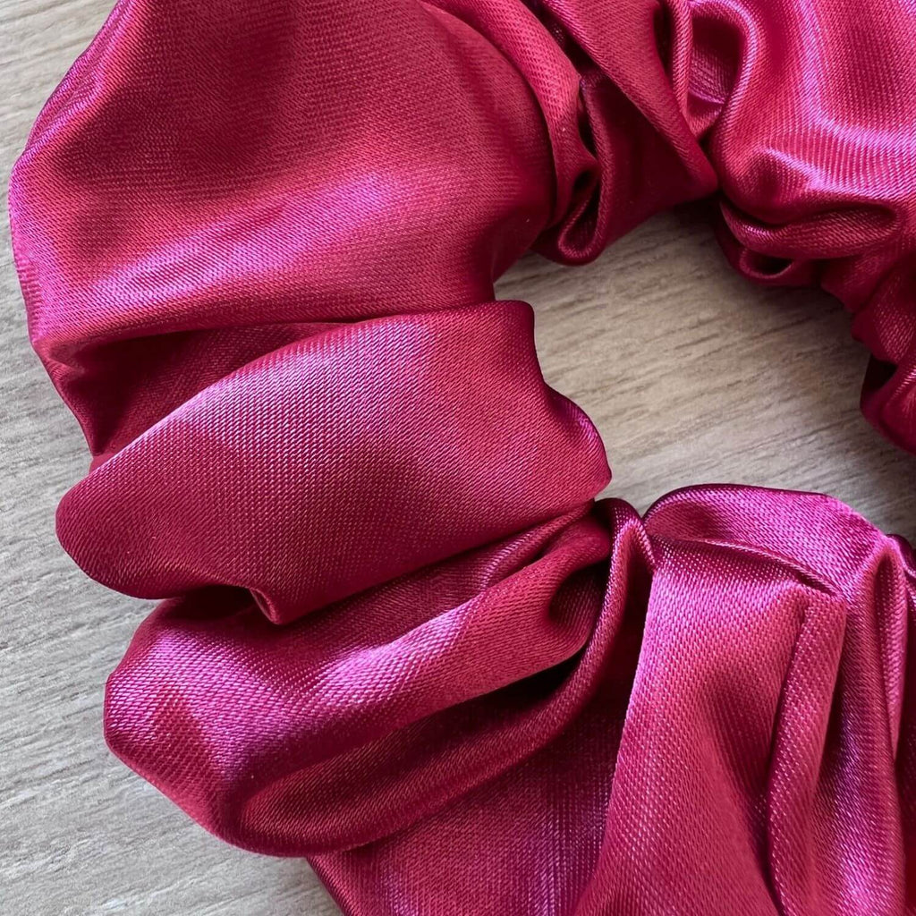 Détail du chouchou en satin pour cheveux framboise fait main et made in france