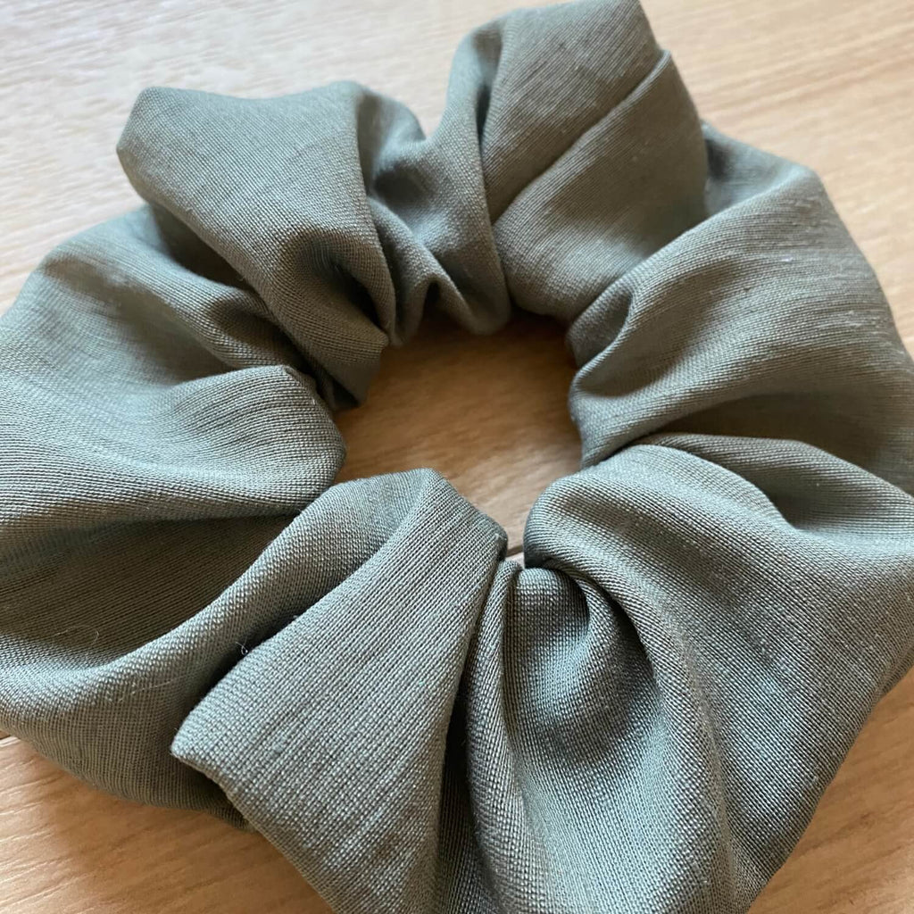 détail du chouchou vert sauge en lin et coton