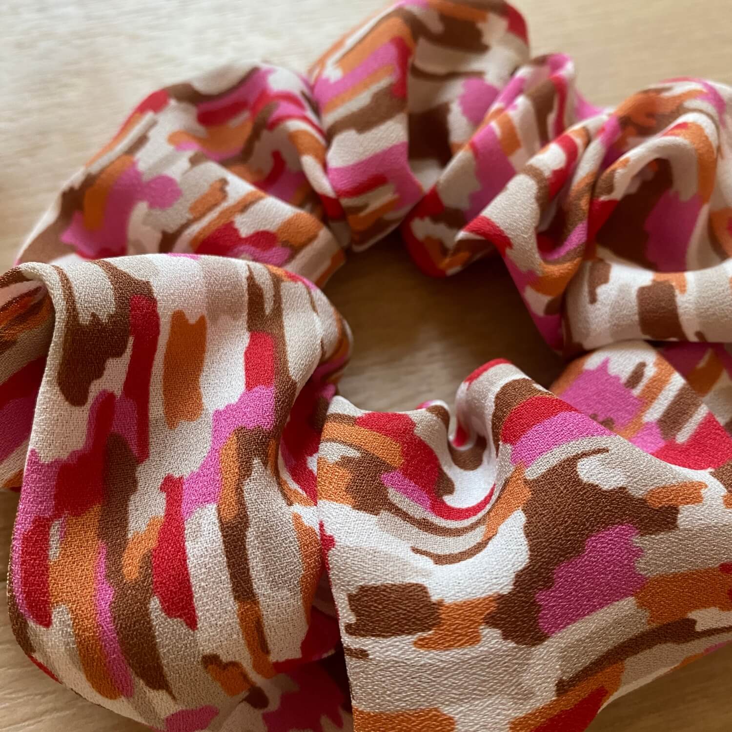 détail du chouchou pour cheveux multicolore