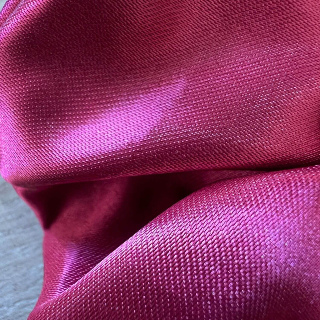 Détail satin du chouchou pour cheveux couleur framboise Violette et Rose