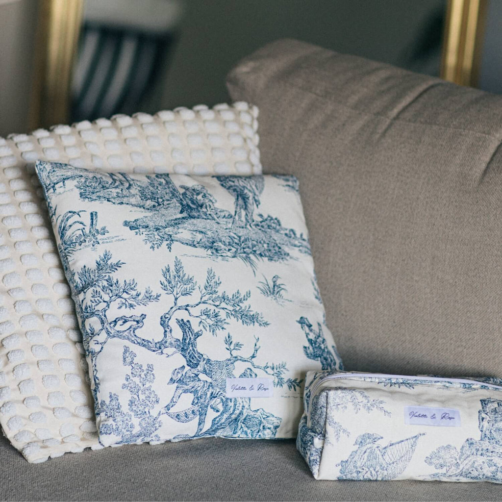 housse de coussin et trousse de oilette assortie tissu toile de jouy bleu