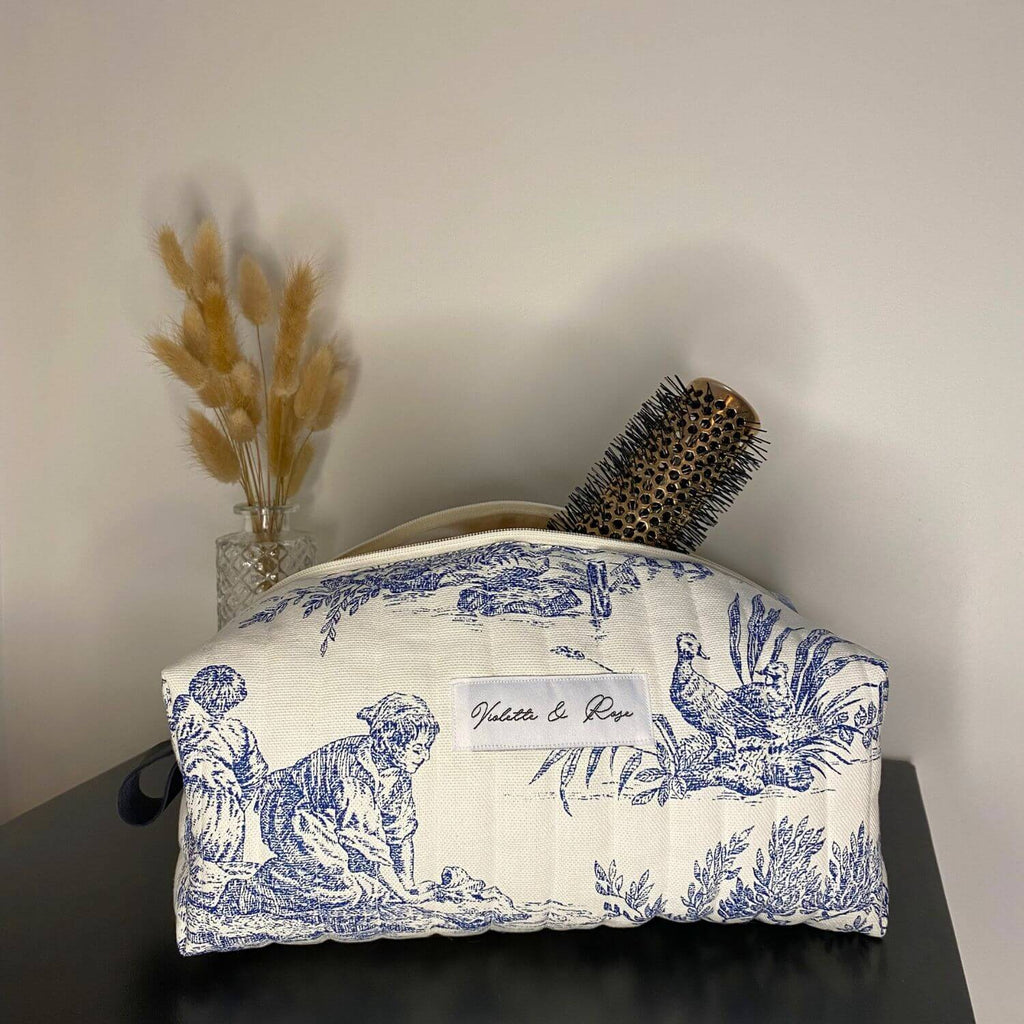 Grande Trousse De Toilette Toile De Jouy Bleue, Brodée Monogramme C, Fait Main France