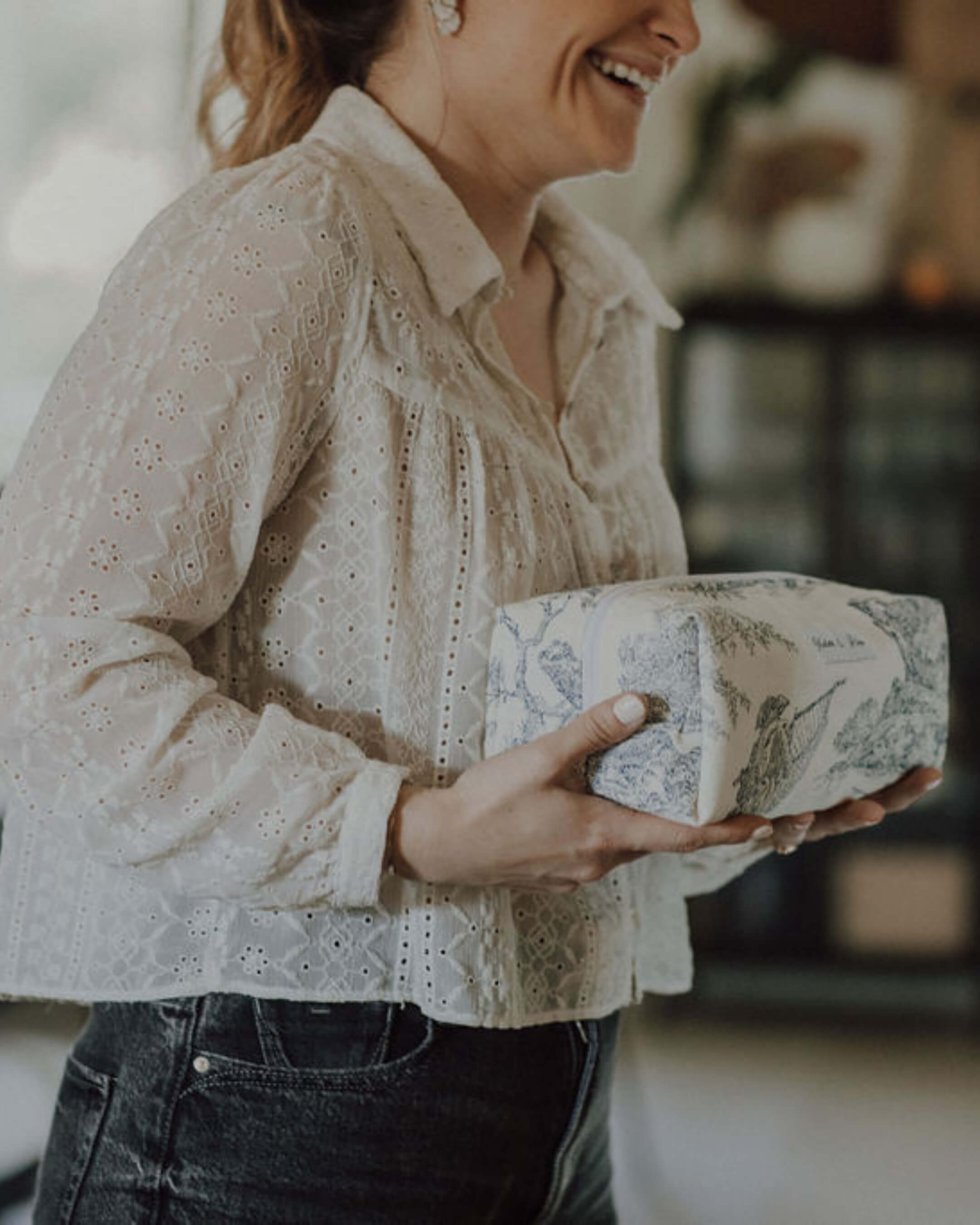 trousse de toilette bleue toile de jouy violette et rose