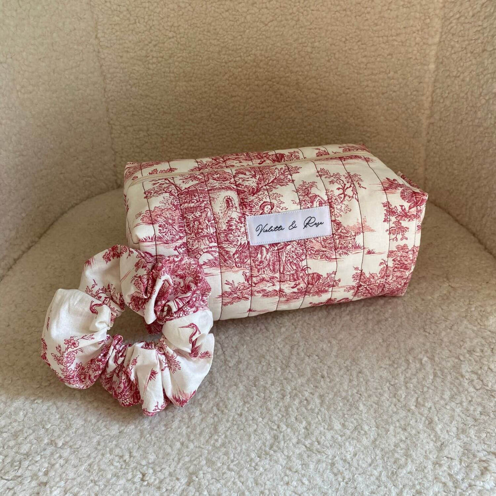 made in france trousse de toilette toile de jouy rose avec le chouchou pour cheveux assorti