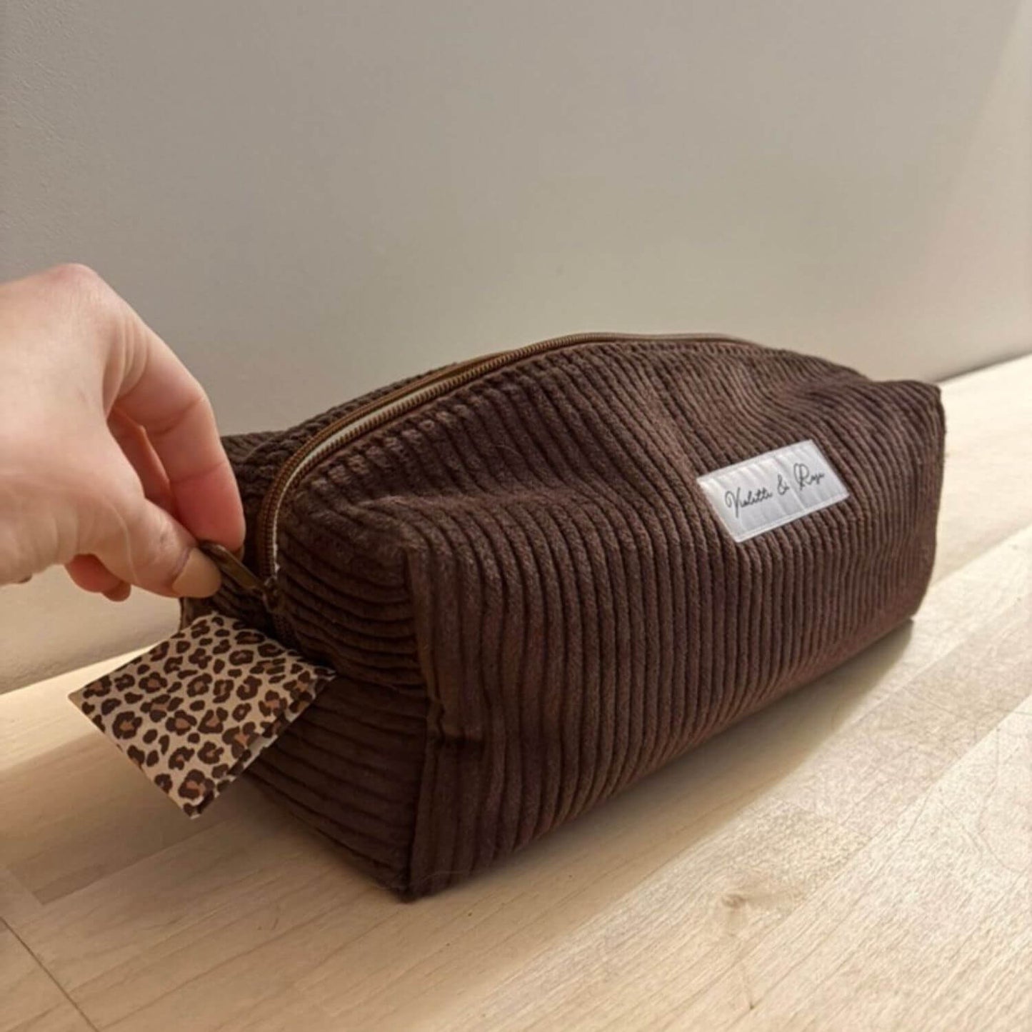 Trousse de toilette en velours côtelé marron Violette & Rose