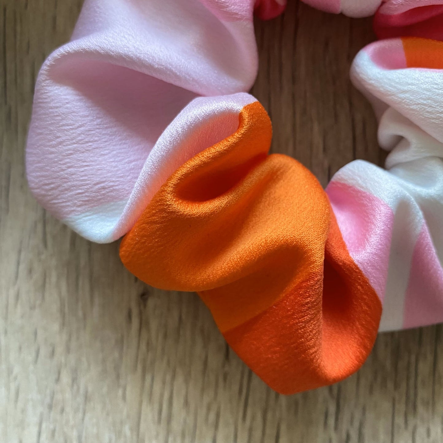 Chouchou en satin multicolore Clara - Violette & Rose - Accessoires pour cheveux