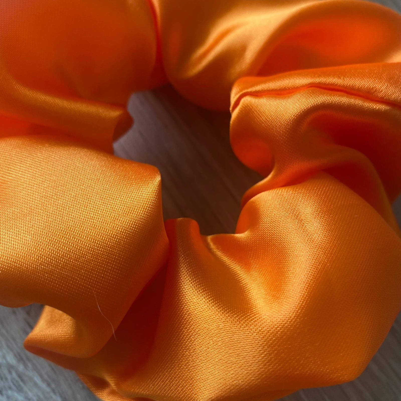 Chouchou cheveux en satin orange Juicy - Chouchou pour cheveux - Violette & Rose