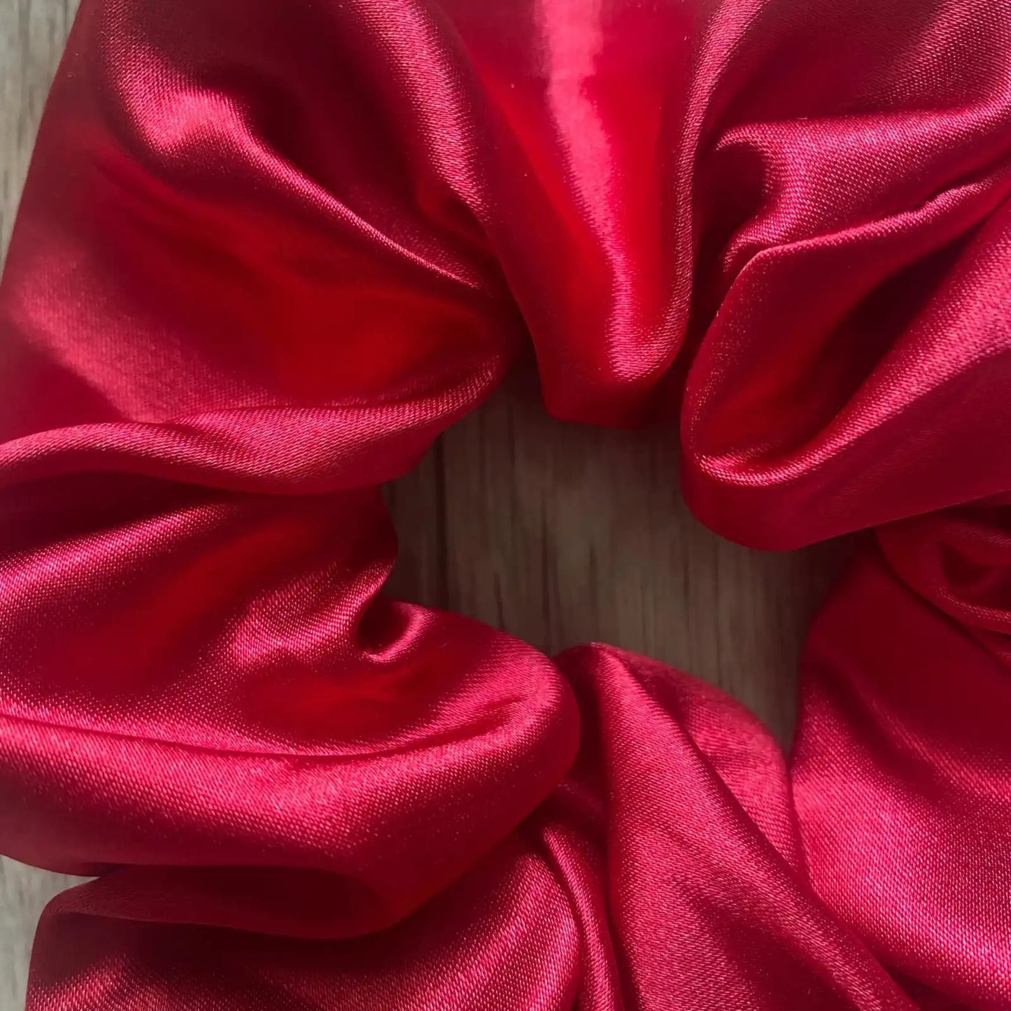 Chouchou pour cheveux en satin rouge Amour | Violette & Rose