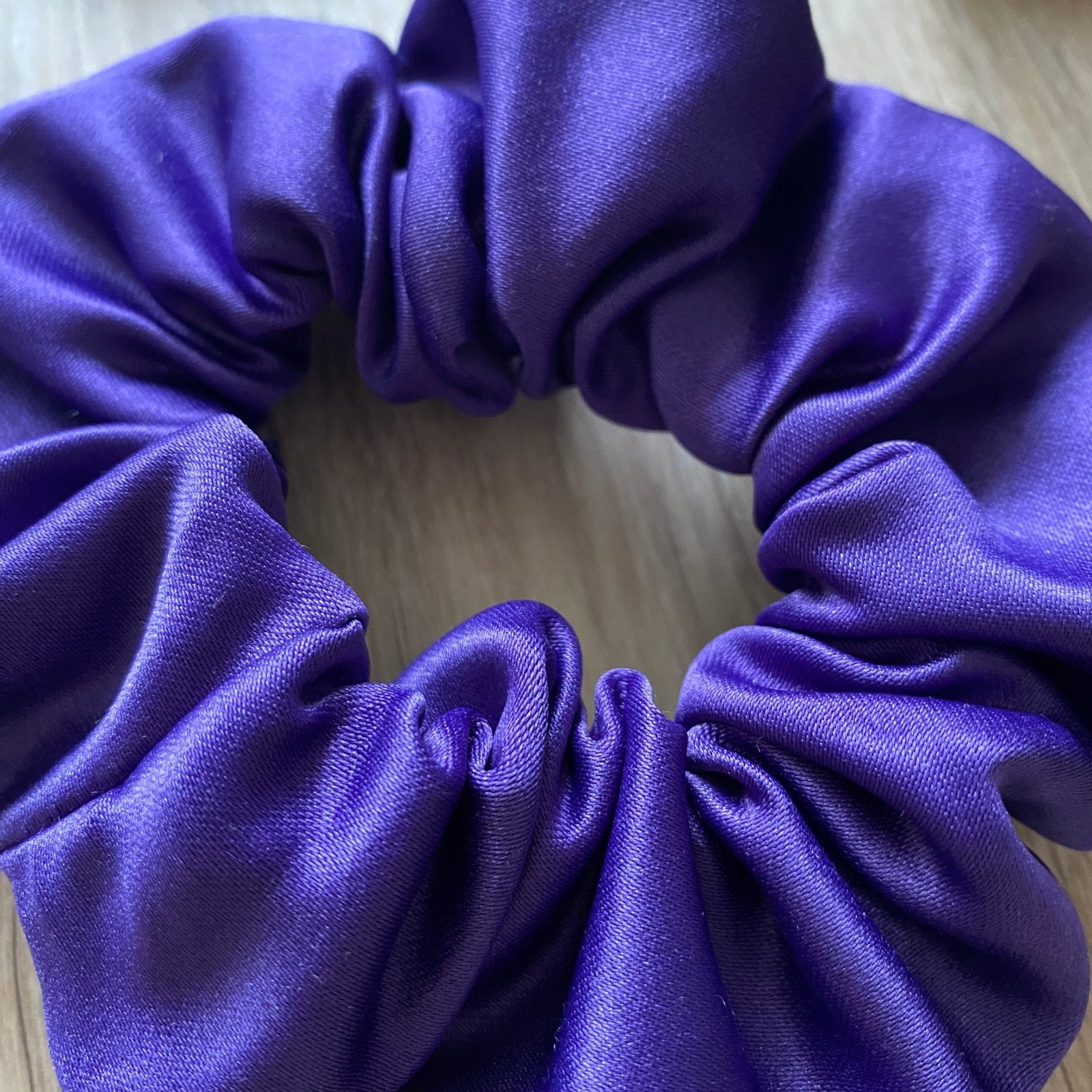 Chouchou en satin violet Sabrina - Chouchou pour cheveux - Violette & Rose