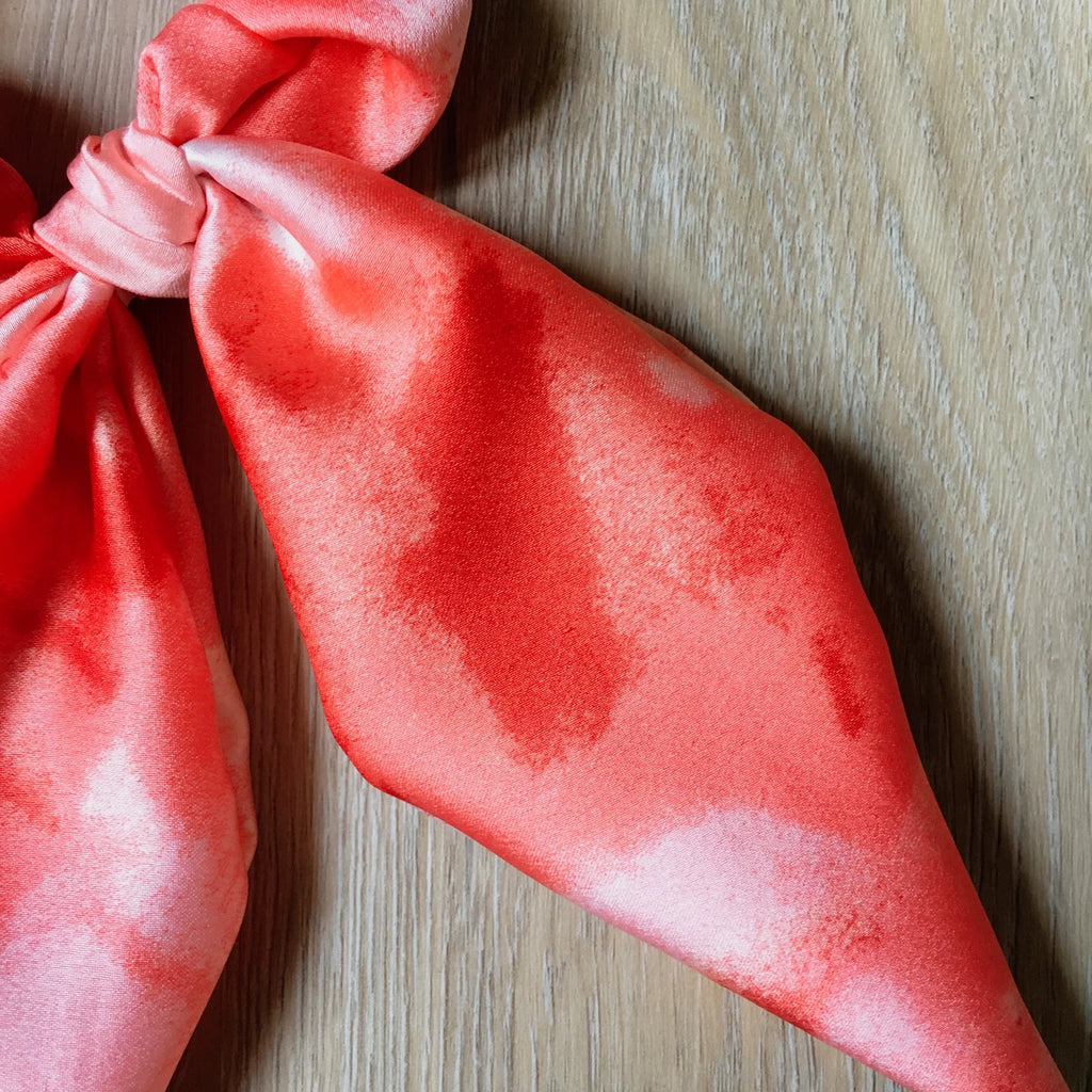 détail de la matière du chouchou foulard en satin tie and dye