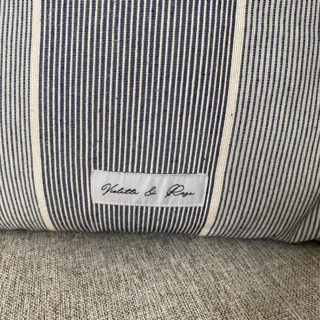 etiquette violette et rose pour la housse de coussin violette et rose